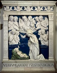 La Natività. Rappresentazione della Santissima Trinità con Dio, Gesù Cristo e la colomba dello Spirito Santo. Alto rilievo in ceramica di Andrea della Robbia