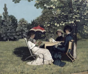 Donne intorno al tavolo del giardino