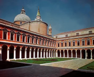 Architettura rinascimentale: veduta del chiostro della chiesa di San Giorgio Maggiore, progettata dall