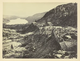 Cima della Sierra Nevada, capannoni di neve in primo piano, lago Donner in lontananza, C. P. R. R.