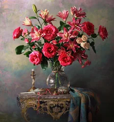 Elegante bouquet di rose e gigli
