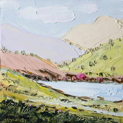 Lago tranquillo in collina