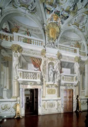 Vista interna di una sala riunioni ufficiale decorata con affreschi di Angelo Michele Colonna e Agostino Mitelli