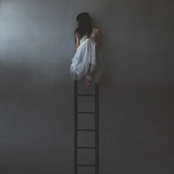 Donna sola su una scala