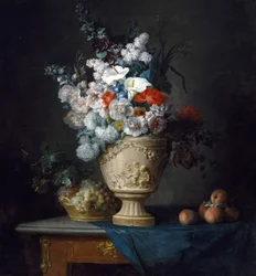Bouquet di fiori in un vaso di terracotta con pesche e uva