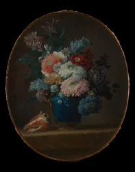 Vaso di fiori e conchiglia