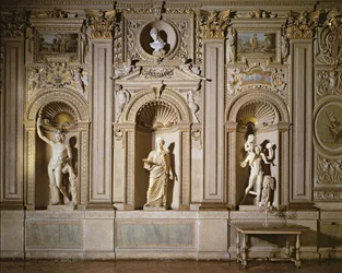 Galleria di Carracci, dettaglio della decorazione murale in stucco dorato con nicchie contenenti sculture in marmo (dettaglio)