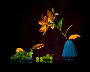 Natura morta con gigli dai colori vivaci