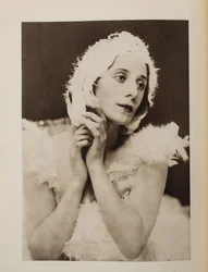 Anna Pavlova nel balletto Il cigno morente di Camille Saint-Saëns, Anonimo. Cromolitografia, Collezione Privata