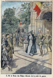 Prima Guerra Mondiale 1914-1918. Sua Maestà la Regina dei Belgi Elisabetta di Baviera (1876-1965) insignita della croce di guerra. In "Le Petite Journal"