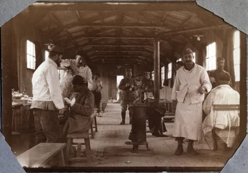 Prima Guerra Mondiale 1914-1918: sala medicazioni per soldati francesi feriti. Couville nella Manica, Bassa Normandia, Francia. Fotografia anonima maggio 1917. Collezione privata, Stella.