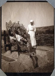 Prima Guerra Mondiale 1914-1918: infermiera (Therese Pavillou?) su una tomba del sergente pilota francese Roux, morto all