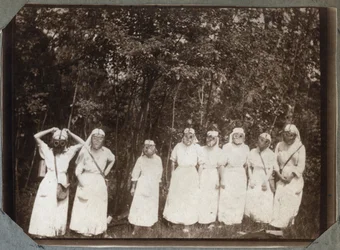 Prima Guerra Mondiale 1914-1918: infermiere in camice indossano maschere antigas nei boschi vicino a Couville, Manche, Bassa Normandia, Francia. Fotografia anonima maggio 1917. Collezione privata, Stella.