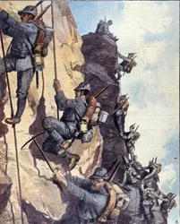 Prima Guerra Mondiale: cacciatori alpini italiani che scalano una parete nelle Alpi italiane