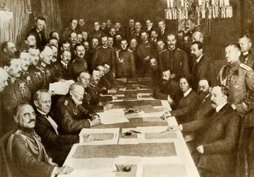 Prima Guerra Mondiale: firma del Trattato di Pace di Brest Litovsk (Brest-Litovsk) il 03/03/1917 tra tedeschi e russi. L
