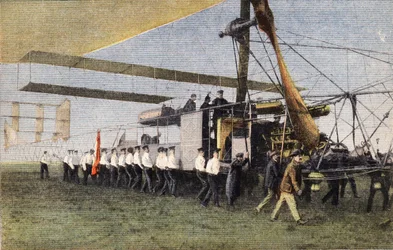 Da Compiègne a Londra in dirigibile: i soldati inglesi trainano il dirigibile Bayard-Clement nel suo hangar a Wormwood Scrubbs. Incisione. Uno dei giornali "Le petit parisien" del 30/10/1910. Collezione privata.