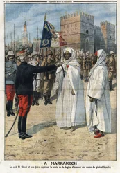Il generale Hubert (Louis-Hubert-Gonzalve) Lyautey (1854-1934) presenta la croce della Legion d