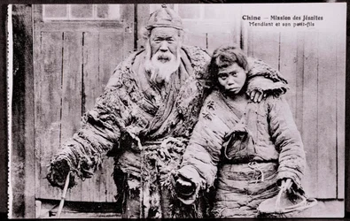 Vecchio mendicante con nipote - Fotografia dell