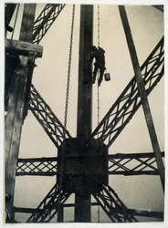 Pittore sulla Torre Eiffel nel 1889, Parigi