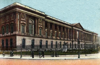 Parigi: vista esterna della Colonnade du Louvre costruita da Claude Perrault (1613-1688). Fotografia del 1920 in "Artistic Album" della città di Parigi. Collezione privata.
