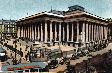 Parigi: vista esterna del Palais Brongniart (Borsa di Parigi), costruito tra il 1808-1826 da Alexandre Brongniart (1770-1847). Fotografia del 1920 in “Artistic Album” della città di Parigi. Collezione privata.