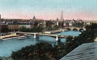 Parigi: panorama della Senna con la Torre Eiffel sullo sfondo. Fotografia del 1920 in "Album Artistico" della città di Parigi. Collezione privata.
