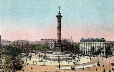 Parigi: vista della Colonna di Luglio in Place de la Bastille. Fotografia del 1920 in "Album Artistico" della città di Parigi. Collezione privata.