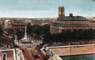 Parigi: vista di Place du Chatelet e del Teatro Sarah-Bernhardt (attuale Teatro de la Ville). Sullo sfondo, la Torre di Saint Jacques. Fotografia del 1920 in "Album Artistico" della città di Parigi. Collezione privata.