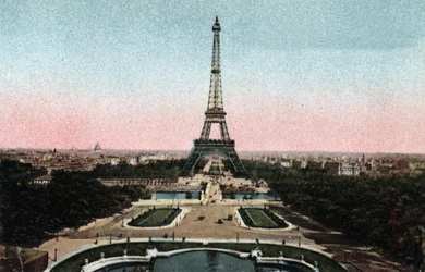 Parigi: vista dei Giardini del Trocadero con la Torre Eiffel e il ponte di Iena sulla Senna. Fotografia del 1920 in "Album Artistico" della città di Parigi. Collezione privata.