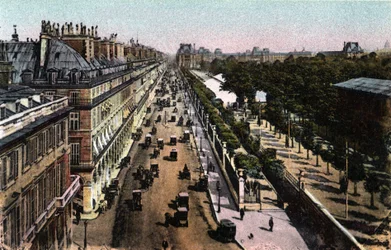 Parigi: vista del traffico su rue de Rivoli, verso il Louvre. Fotografia del 1920 in “Artistic Album” della città di Parigi. Collezione privata.