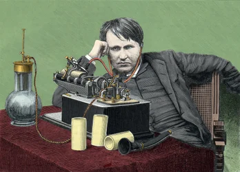 Ritratto di Thomas Edison (1847-1931), fisico americano, con il suo fonografo. Incisione intorno al 1900.