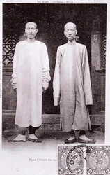 Ritratto di due cinesi della regione dello Yunnan in costume tradizionale. Fotografia dell