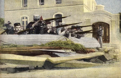 Rivoluzione portoghese: barricata in una strada di Lisbona. Incisione. Uno dei giornali "Le petit parisien" del 23/10/1910. Collezione privata.