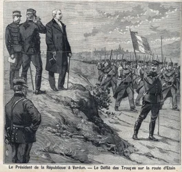Il Presidente della Repubblica Felix Faure (1841-1899) visita Verdun (Meuse): la sfilata della scuola militare della strada di Etin. Incisione in "Le Petit Parisien"