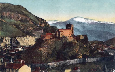 Il castello e la catena dei Pirenei a Lourdes - Hautes Pyrénées (65) intorno al 1900