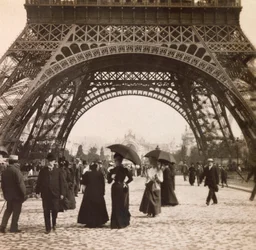 Esposizione Universale del 1900 a Parigi: Vista sotto la Torre Eiffel
