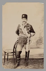 Ritratto a figura intera di Mozaffar al-Din Shah (fine XIX - inizio XX secolo)