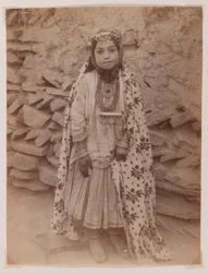 Ragazza adornata di gioielli d