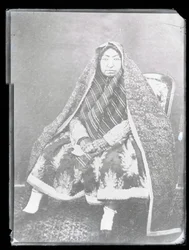 Ritratto in studio: Madre di Nasir Al-Din Shah, Mahd-i Awliya