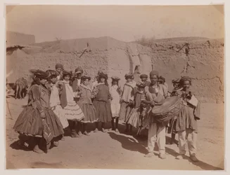 Gruppo di donne che ballano in costume tribale