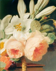 Mazzo di fiori di gigli e rose in un cesto su una chiffonniere (dettaglio)
