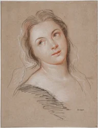 Una giovane donna che guarda oltre la spalla