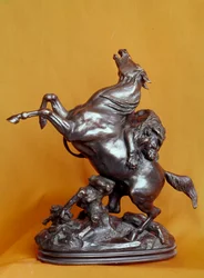 Leone che assale un cavallo. Scultura in bronzo di Antoine Louis Barye (1795-1875), XIX secolo. Parigi, Museo del Louvre