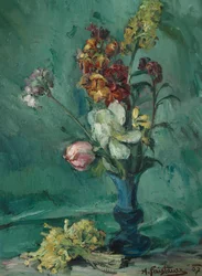 Fiori in vaso blu e mazzo di primule