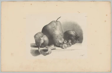 Pera, pesca, uva e limone sbucciato