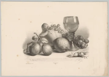 Natura morta con bicchiere, prugne, limone, uva e nocciole