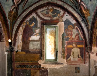 A sinistra, Papa Gregorio IX, allora vescovo della città di Ostia, consacra la cappella (XII secolo); a destra, la Pietà, affresco successivamente realizzato da Antonio Aquili detto Antoniazzo Romano (attivo intorno al 1461-1508) XV secolo. Cappella di San