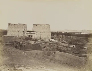 Edfu, vista del pilone e del villaggio