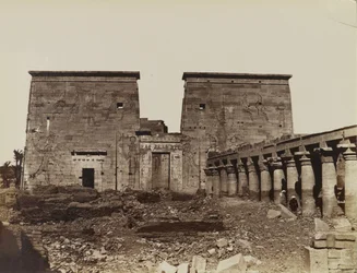 Philae, vista del Pilone con Colonne
