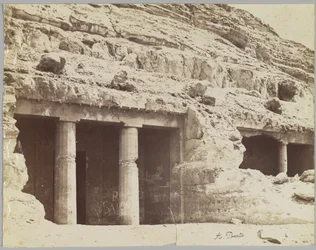 Tombe a Beni Hasan, vista della facciata delle tombe di Khnum-hotep e Beni Hasan